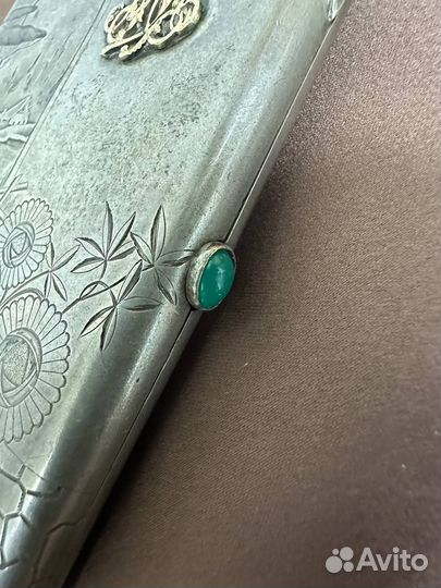 Портсигар с изображением избы и растительным