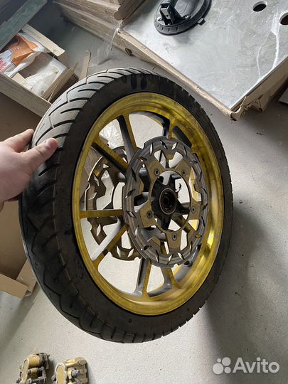 Колесо от мотоцикла с тормозным механизмом