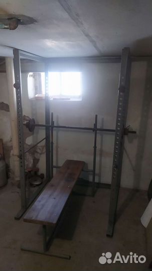 Скамья для жима лежа, штанга, тренажёр