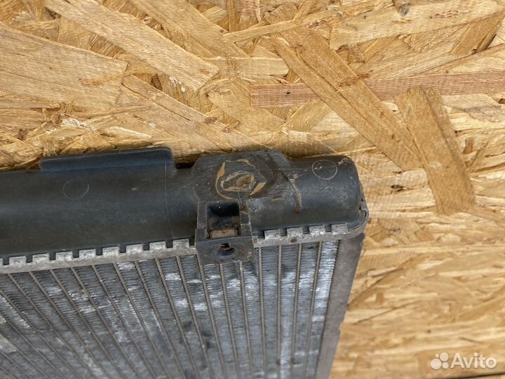 Радиатор охлаждения Toyota ipsum