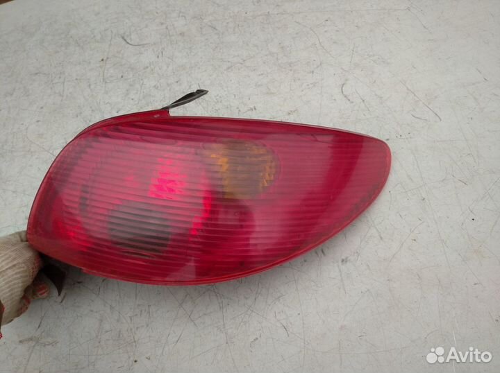Фонарь задний правый Пежо 206