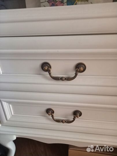 Витрина из массива ольхи для гостиной