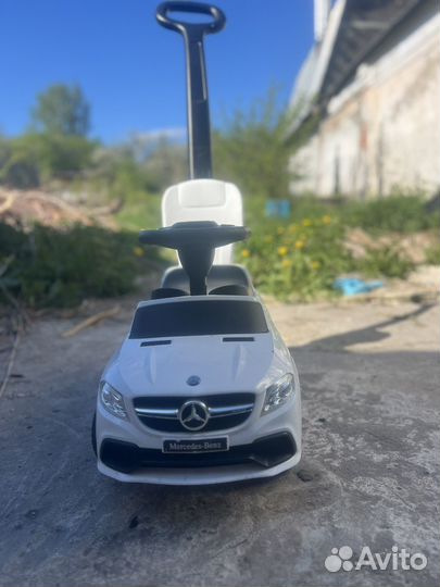 Машина каталка с родительской ручкой