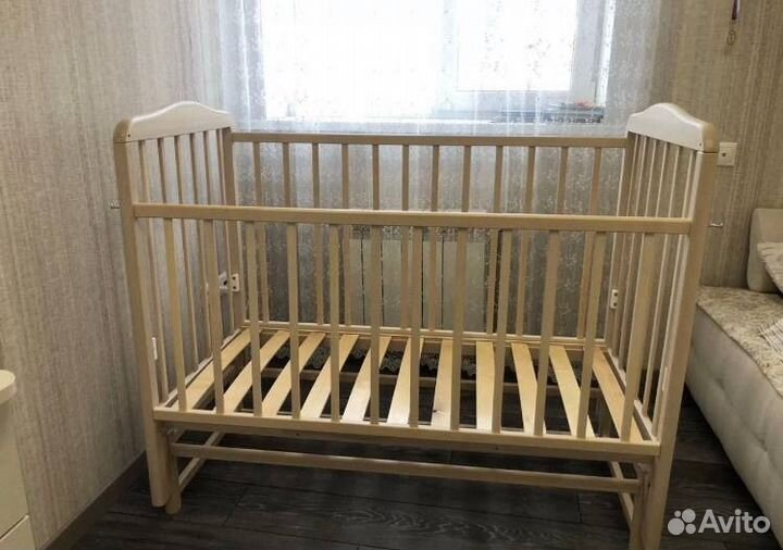 Детская кроватка с маятником