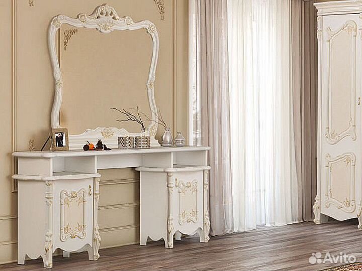 Туалетный столик с зеркалом