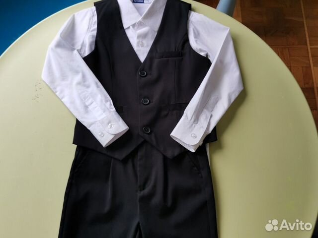 Жилет, брюки и две рубашки на мальчика