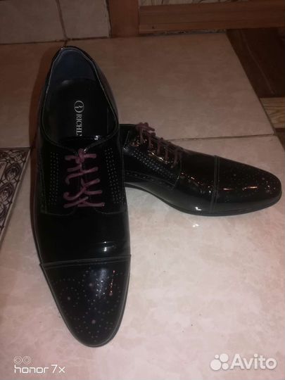 Мужские туфли и мужские коньки