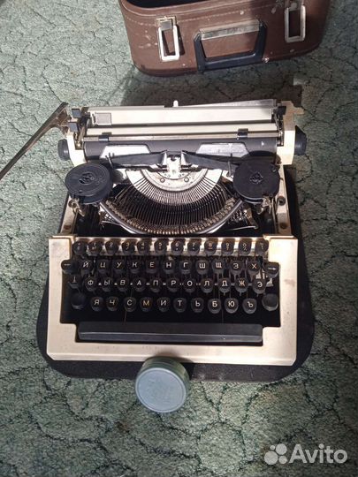 Печатная пишущая машинка