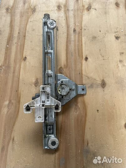 Джип либерти 2 стеклоподъемник задний левый