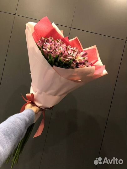 Букет из 25 розовых альстромерий