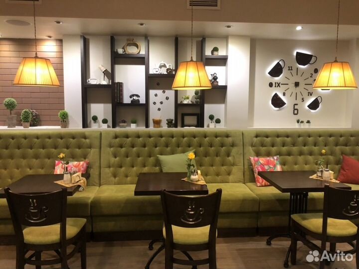 Официант в кофейню