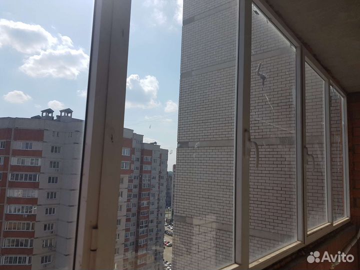 Окно балконное из алюминиевого профиля