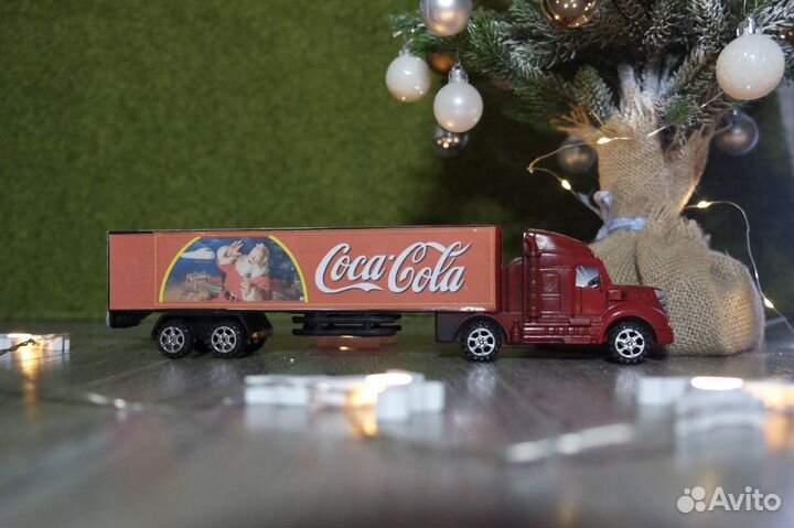Красный грузовик Coca-cola (кока колла)
