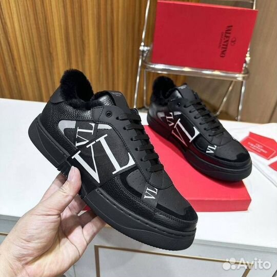 Элегантные зимние кроссовки Valentino