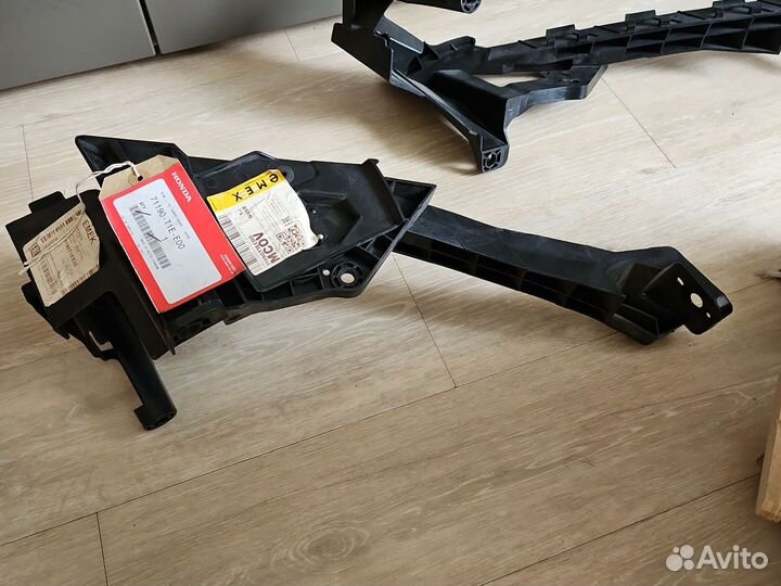 Кронштейн крепления фары и бампера Honda