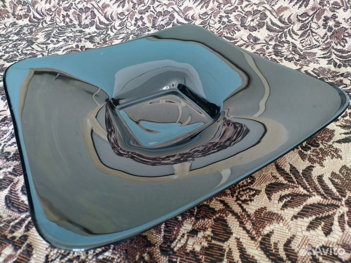 Стеклянная черная большая тарелка