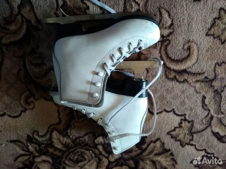 Продам фигурные коньки на девочку, размер 33