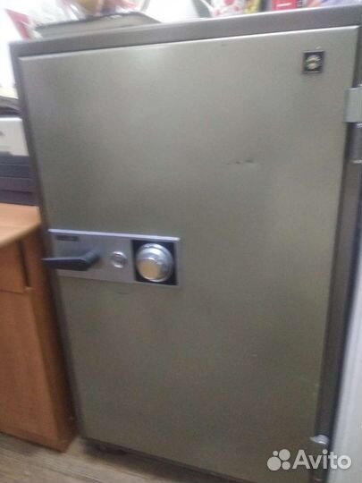 Сейф металлический несгораемый