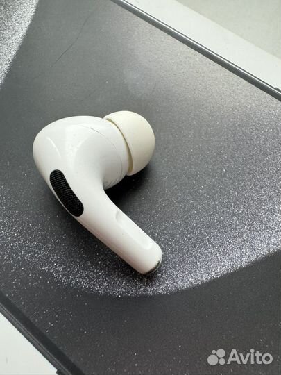 Правый наушник airpods pro
