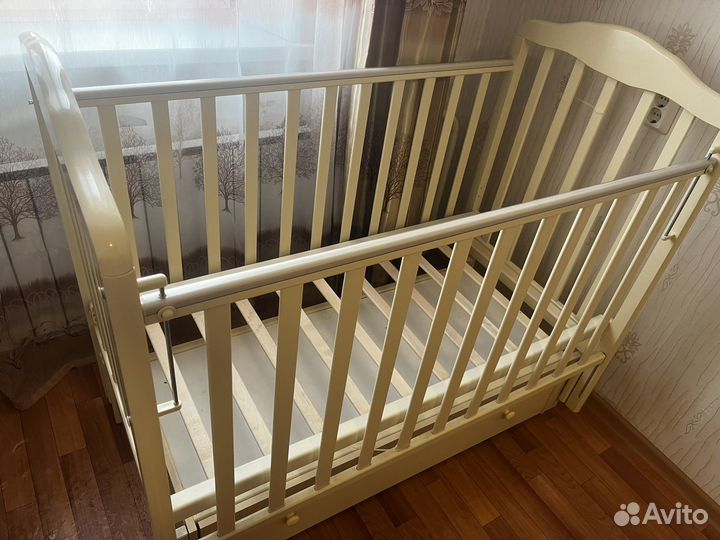 Детская кроватка с маятником