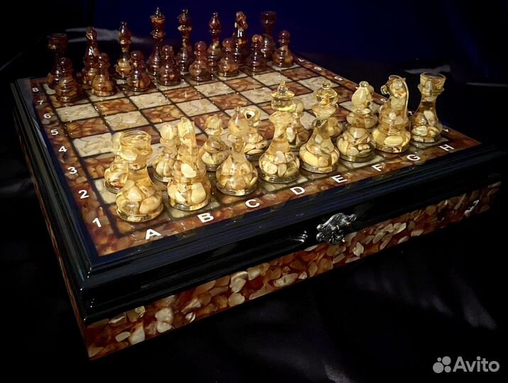Шахматы из янтаря