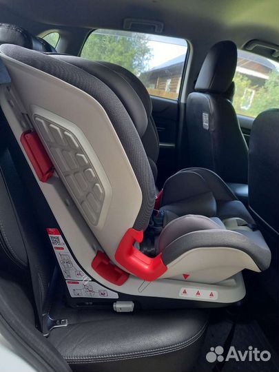Автокресло детское 9-36 кг. Chicco universe fix