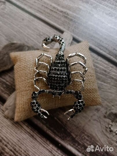 Брошь скорпион
