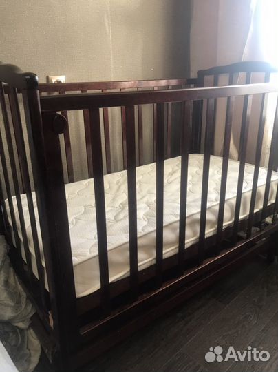 Детская кроватка с маятником