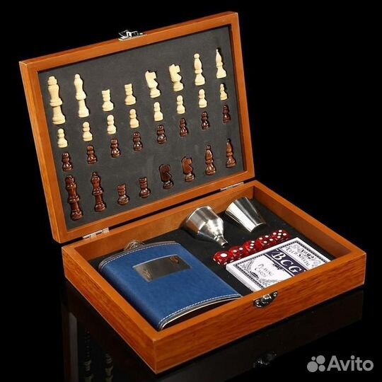 Подарочный набор. Шахматы, карты, фляжка, стопки