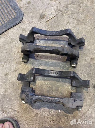 Скобы тормозные передние Ауди