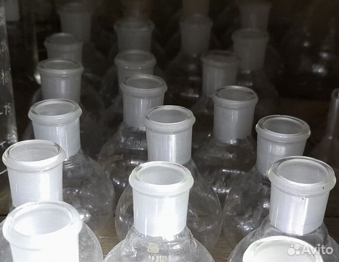 Химические колбы, стаканы и др