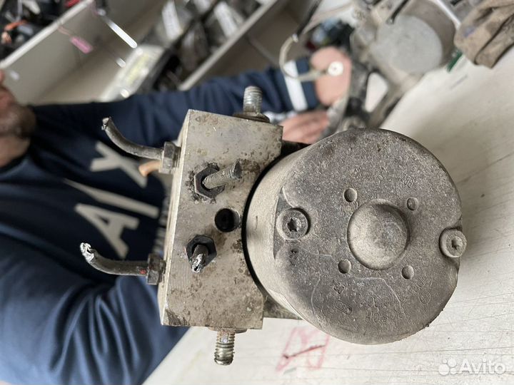 Блок ABS насос Hyundai Sonata IV (EF) / Magentis