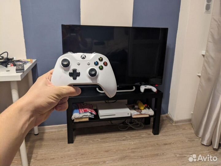 Xbox One S 1TB + два геймпада