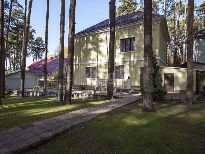 Коттедж 284 м² на участке 15 сот.