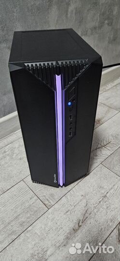 Игровой компьютер с монитором и клавиатурой