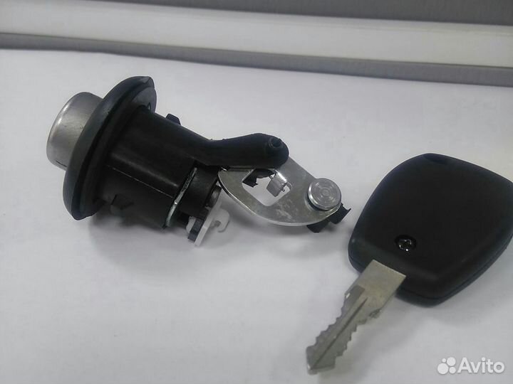 Замок личинка багажника Renault Logan 2010