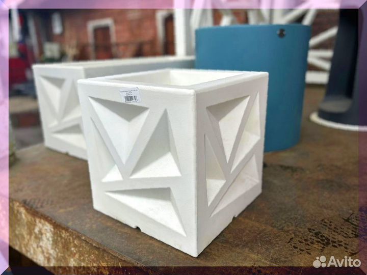 Белое кашпо для улицы