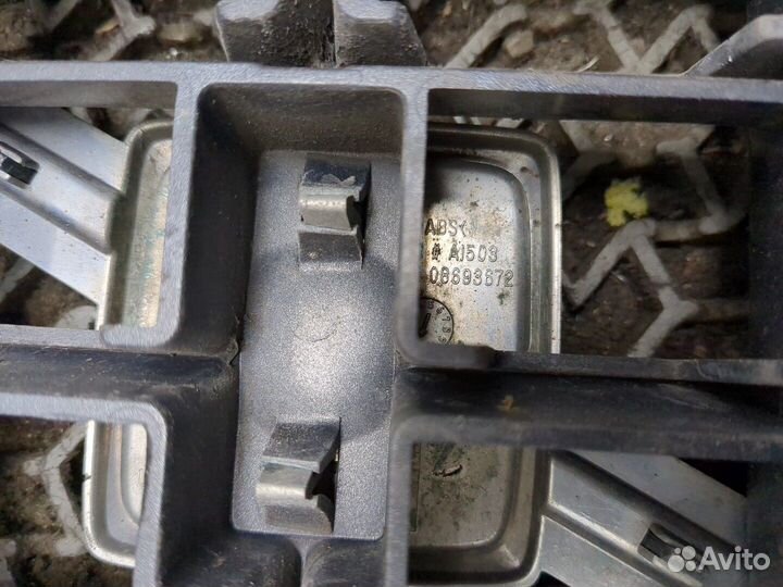 Решетка радиатора Volvo S60, 2005