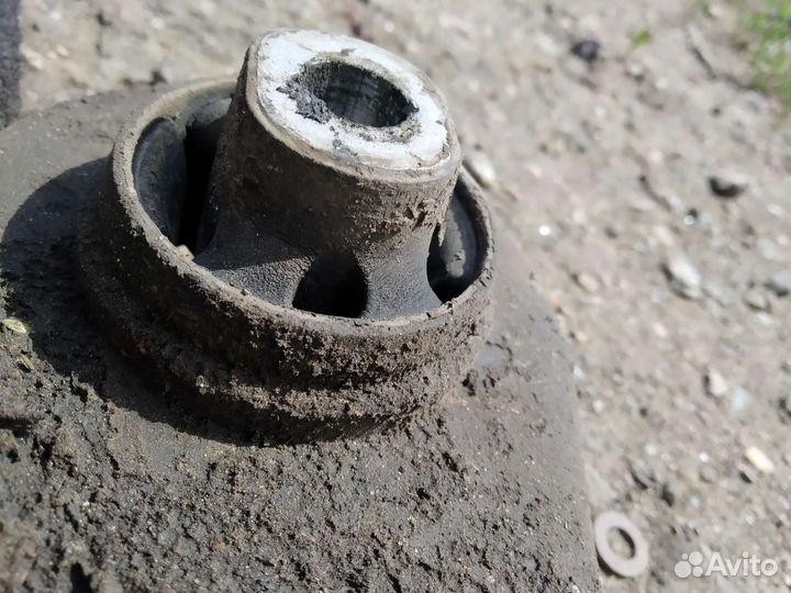 Рычаг правый Renault Fluence 2010 года