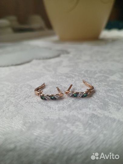 Золотые серьги с изумрудами и бриллиантами