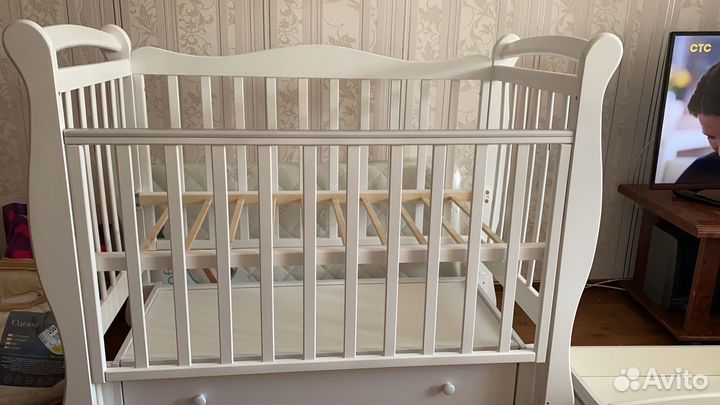 Детская кроватка с продольным маятником