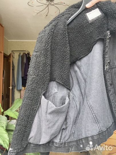 Джинсовая куртка с мехом - ASOS, черная