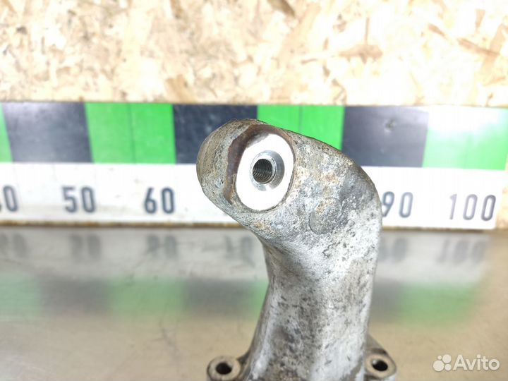 Кронштейн двигателя E 123