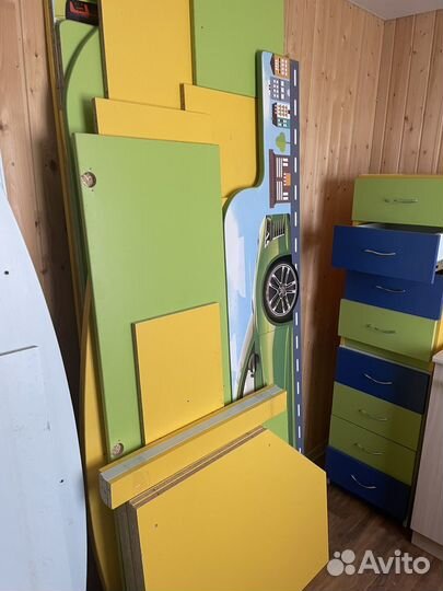 Детская кровать чердак со столом и шкафом