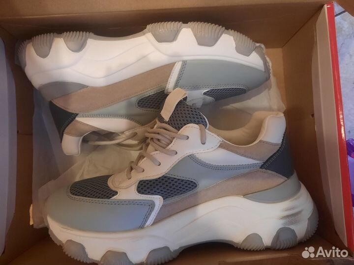 Кроссовки женские