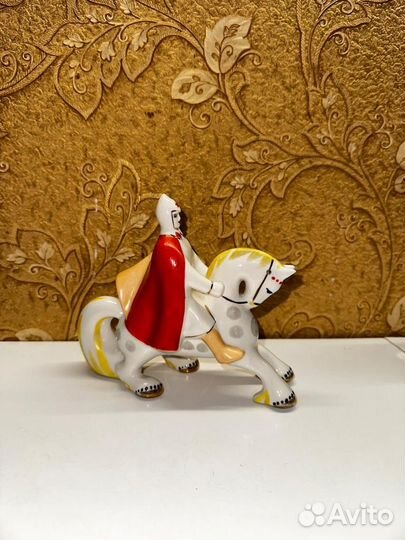 Фарфоровая статуэтка буденовец на коне