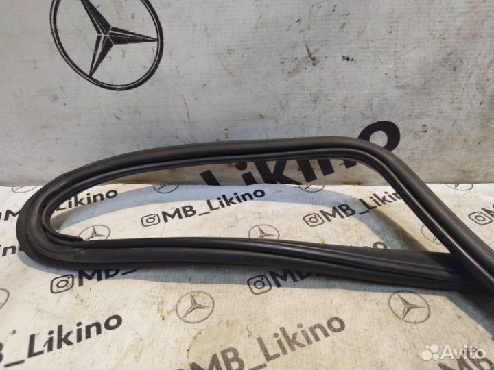 Уплотнитель форточки задний правый Mercedes Gl