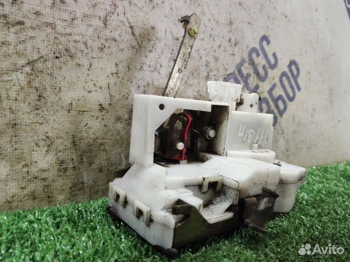 Замок двери задний правый Toyota Avensis универсал