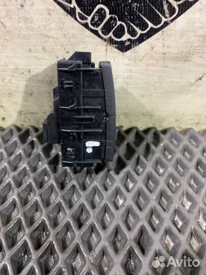 Кнопка центрального замка Mercedes-Benz E-Class