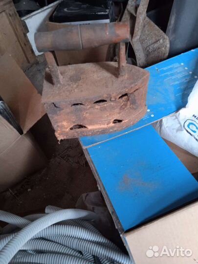 Старинный утюг на углях